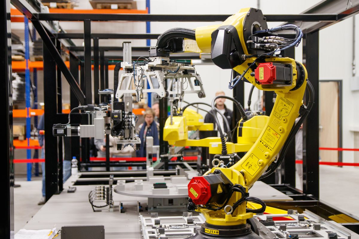 Robot with vacuum gripper tooling in a palletizing cell